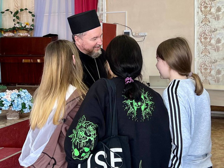Благочинный Михайловского округа провел беседу с учениками нашей школы.