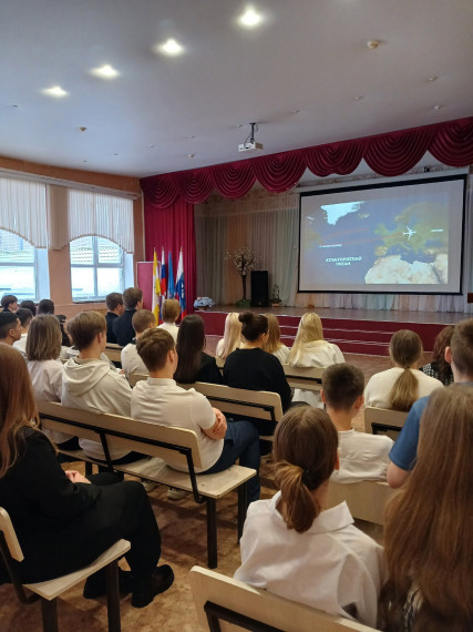 29 января в школе прошла традиционная церемония выноса флага РФ и исполнение гимна РФ.
