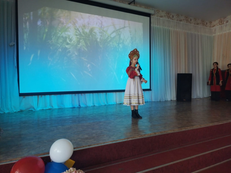 Праздничный концерт «Примите наши поздравления!» прошел в школе в преддверии Международного женского дня.
